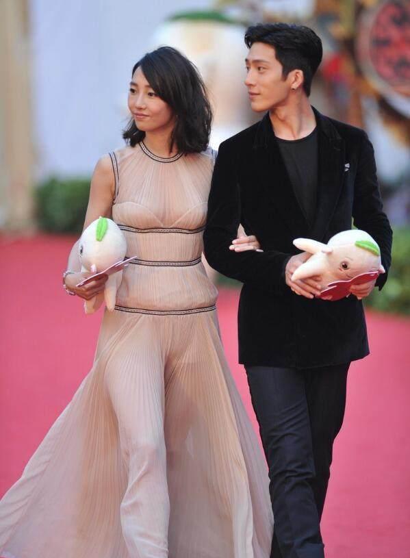 据现场的网友爆料,风一吹,画面不可描述,眼睛都看直了.