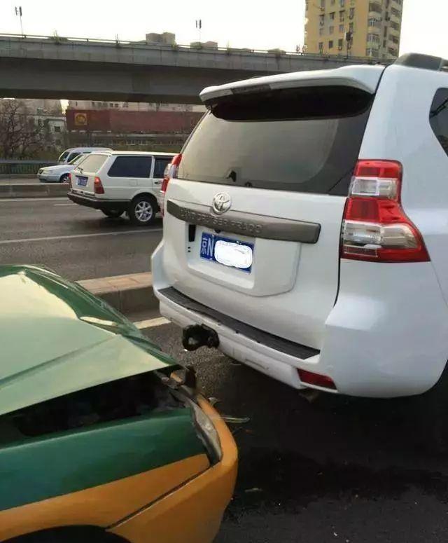 流氓钩撞出租车 的哥：这是非法改装，为啥我全责？