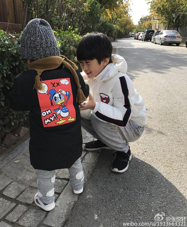 ������������ٿ��ɣ����׵�С˧��һö������ֱ���ϰ�������