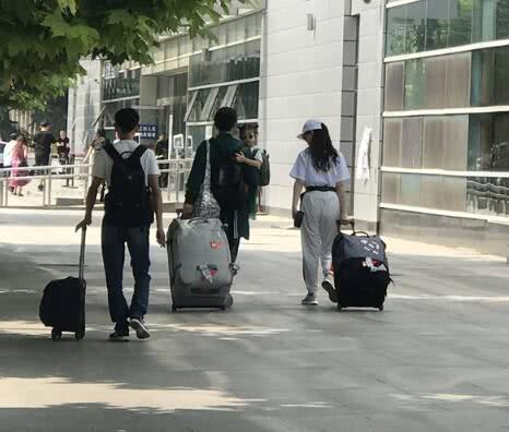 戚薇女儿也来参加亲子节目啦!Lucky绿纱裙戴墨