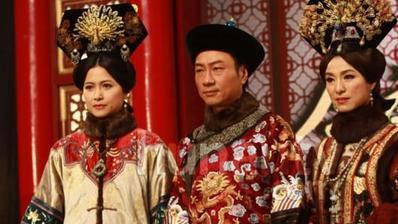 了一道命令, 宫女羞得满脸通红, 递给她一片野麻叶