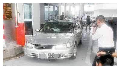 两人都是首富的儿子。一辆开劳斯莱斯,另一辆