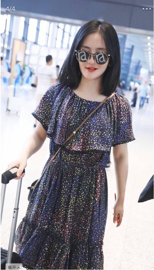 谢娜微博晒机场吃面,碗比脸还大!画面感似曾相