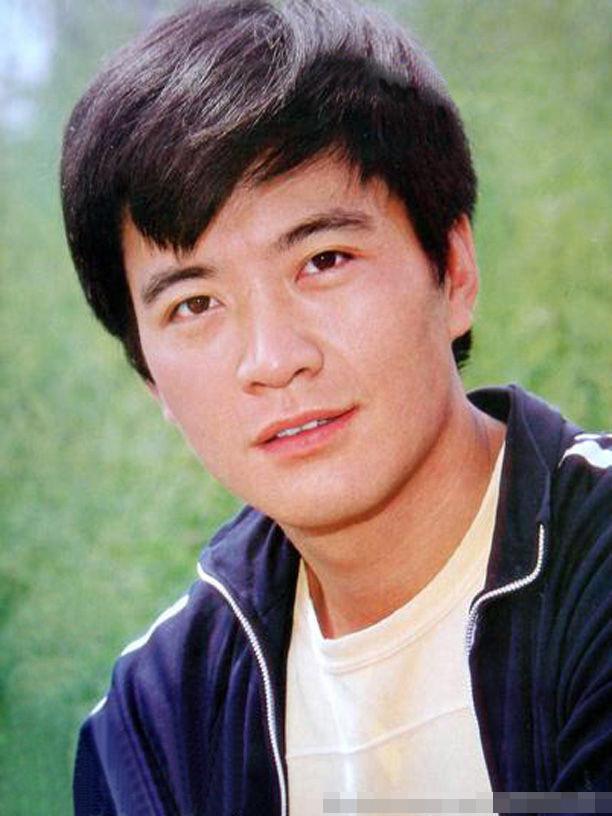 周里京:80年代男明星齐名唐国强 比陈道明更帅 立志做