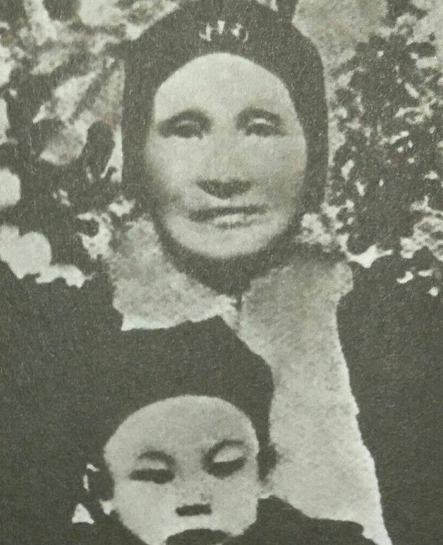 蒋介石前妻被炸死，蒋经国在墓碑上刻7个字，宋美龄看后为何生气