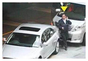 两人都是首富的儿子。一辆开劳斯莱斯,另一辆