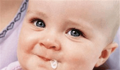 宝宝受凉吐奶, 吐的奶还有臭味, 该如何是好?