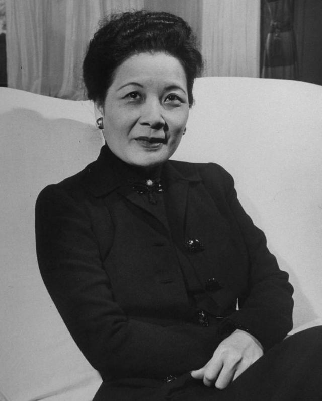 蒋介石前妻被炸死，蒋经国在墓碑上刻7个字，宋美龄看后为何生气