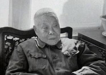 清朝最后一个太监曾自曝,晚上伺候贵妃时鞋底