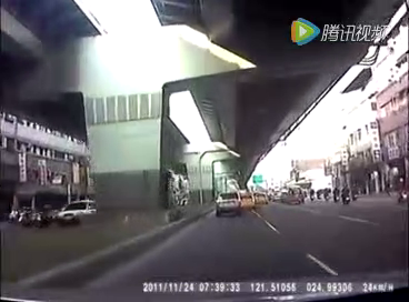 最牛路怒症 不爽交警超车 SUV怒撞警车逃逸 路人帮追捕