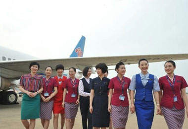 空姐上飞机和下飞机为什么要拉个箱子,里面装