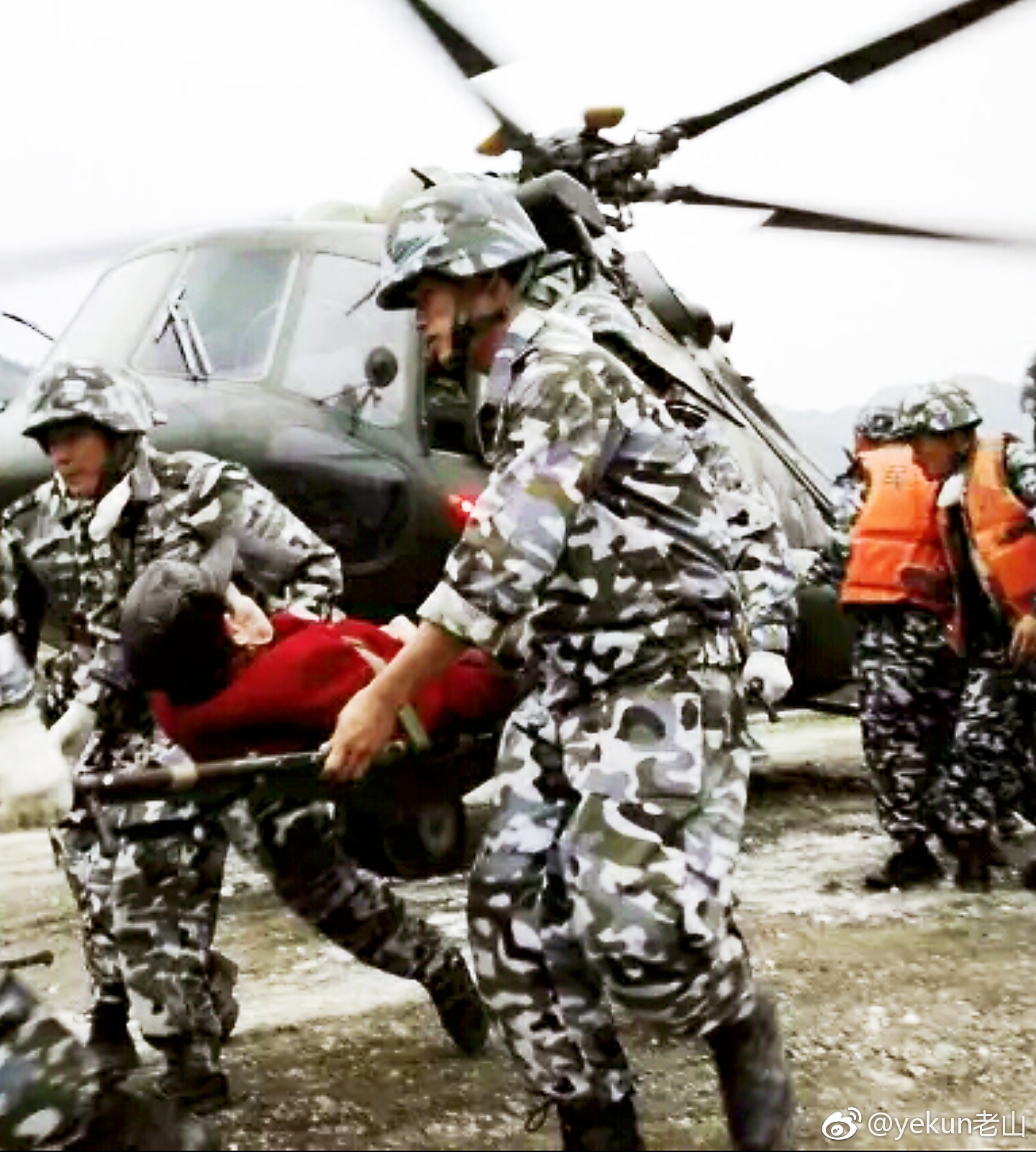 ①2008年,重庆的空降兵赖鹏在参与汶川地震救