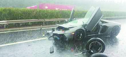 偶遇一辆150万的豪车, 只因车后装的一物, 导致雨天打伞行驶!