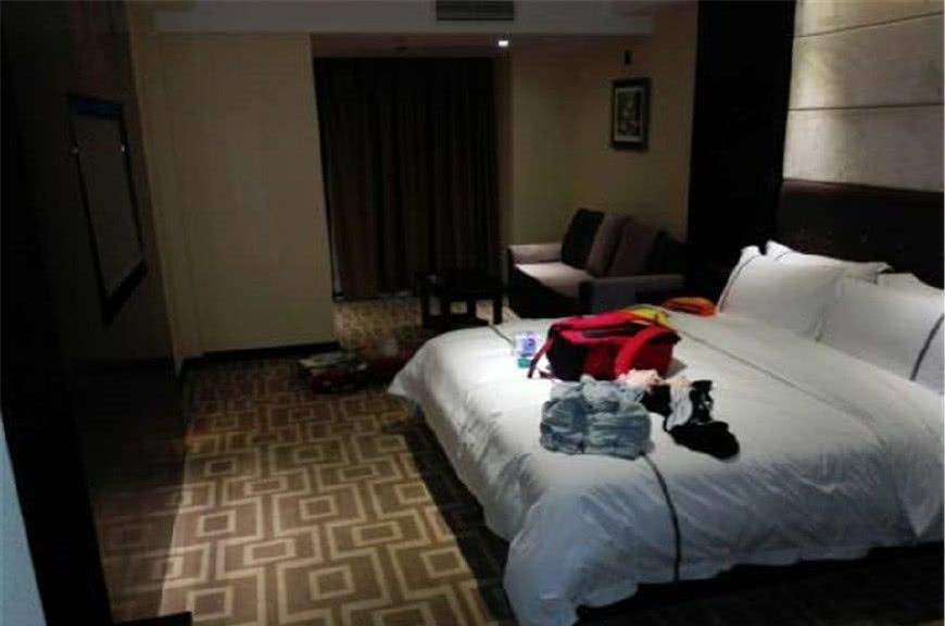 情侣外出旅游住酒店,男子欲关厕所灯,女友第一次住