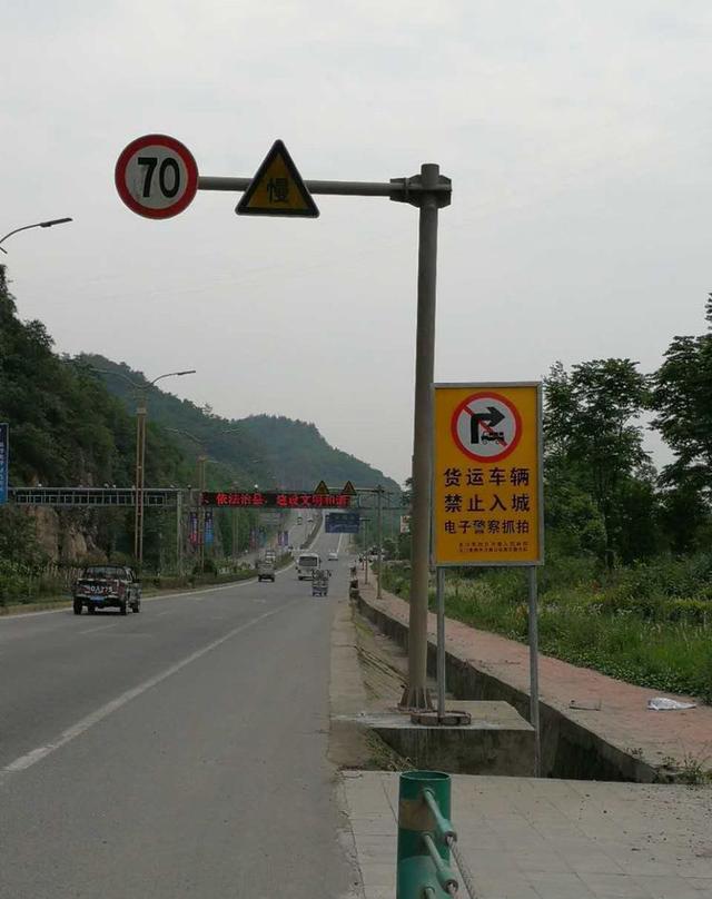北川县安昌镇城区货车禁行电子警察抓拍