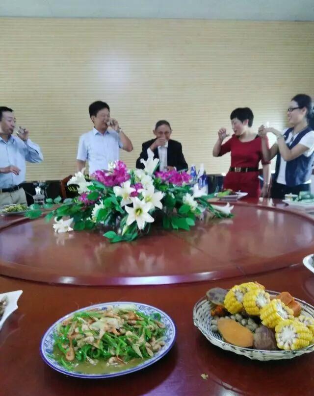 苦逼: 请老领导吃饭, 回来被领导批评点的菜上不了台面