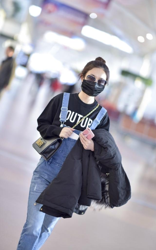 赵丽颖身穿一件蓝色衬衫,下身搭配半身牛仔裙