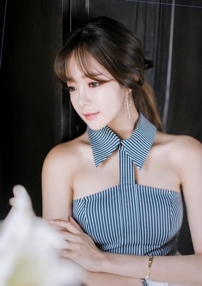 室内美女写真集:紧身上衣搭配包臀裙,展示性感好身材