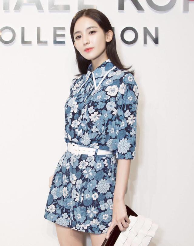 古力娜扎身穿一条蓝白印花衬衫裙,简单大方又