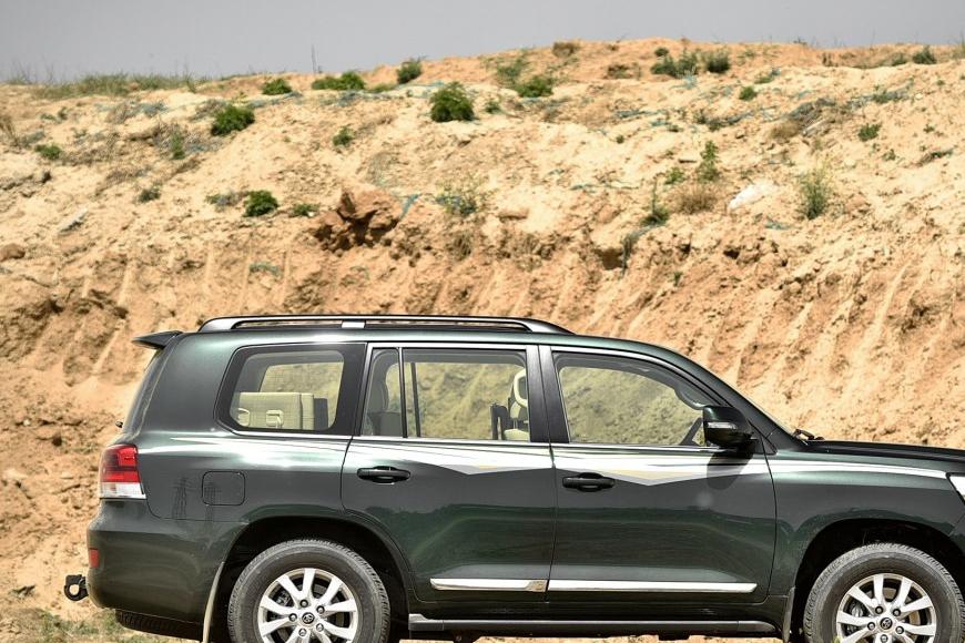 兰德酷路泽，搭载4.6L发动机，性价比丢到太平洋里了