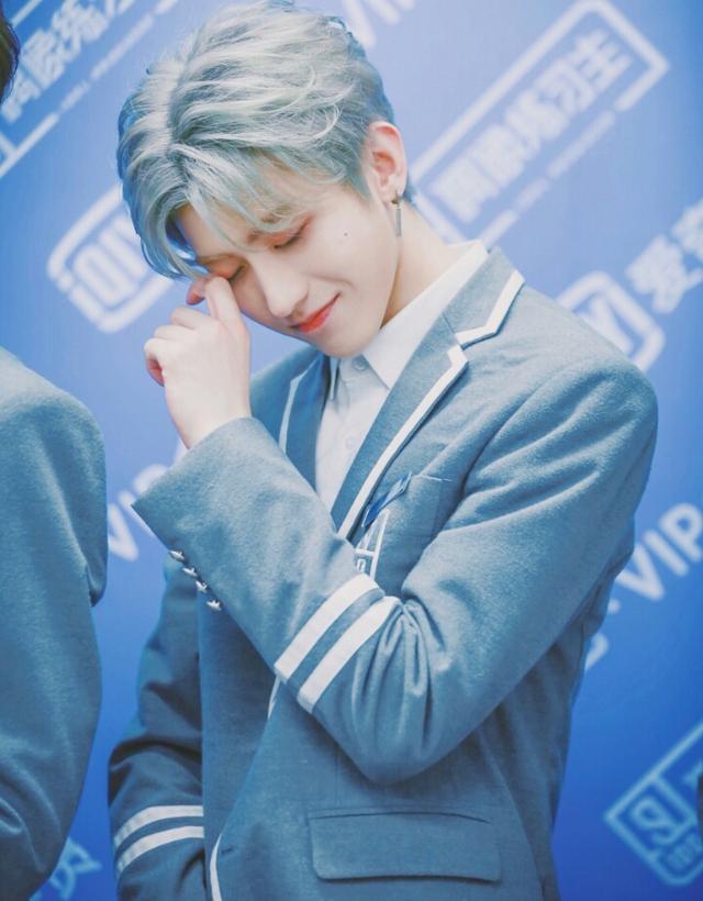 蔡徐坤机场被强抱朱正廷半夜接粉丝电话,都不