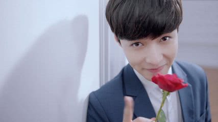 张艺兴被黄渤逼迫吃生鱼,性格大变,变身小恶魔