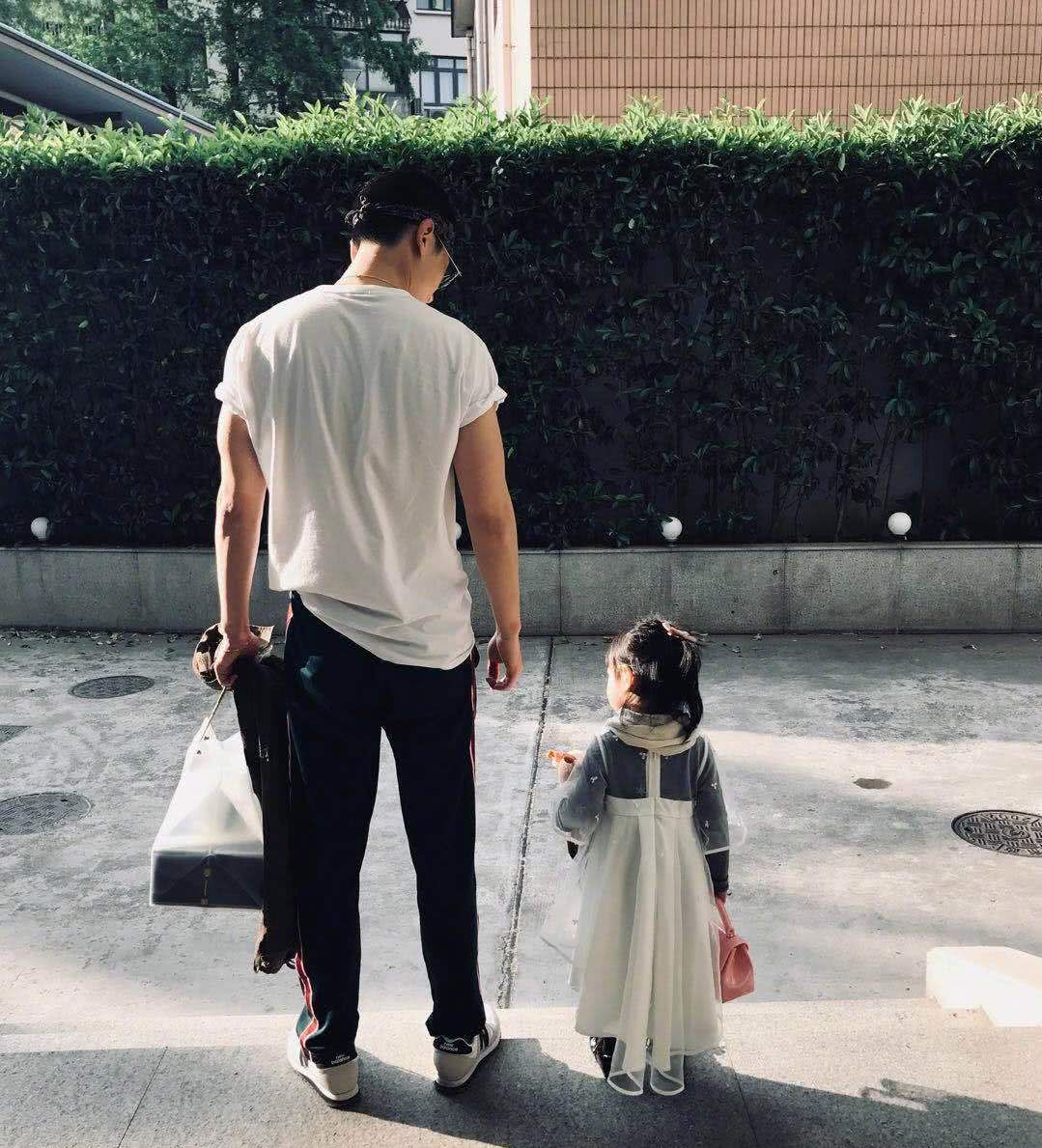 朱亚文生日,微博晒女儿照片,简直太虐了,网友:真