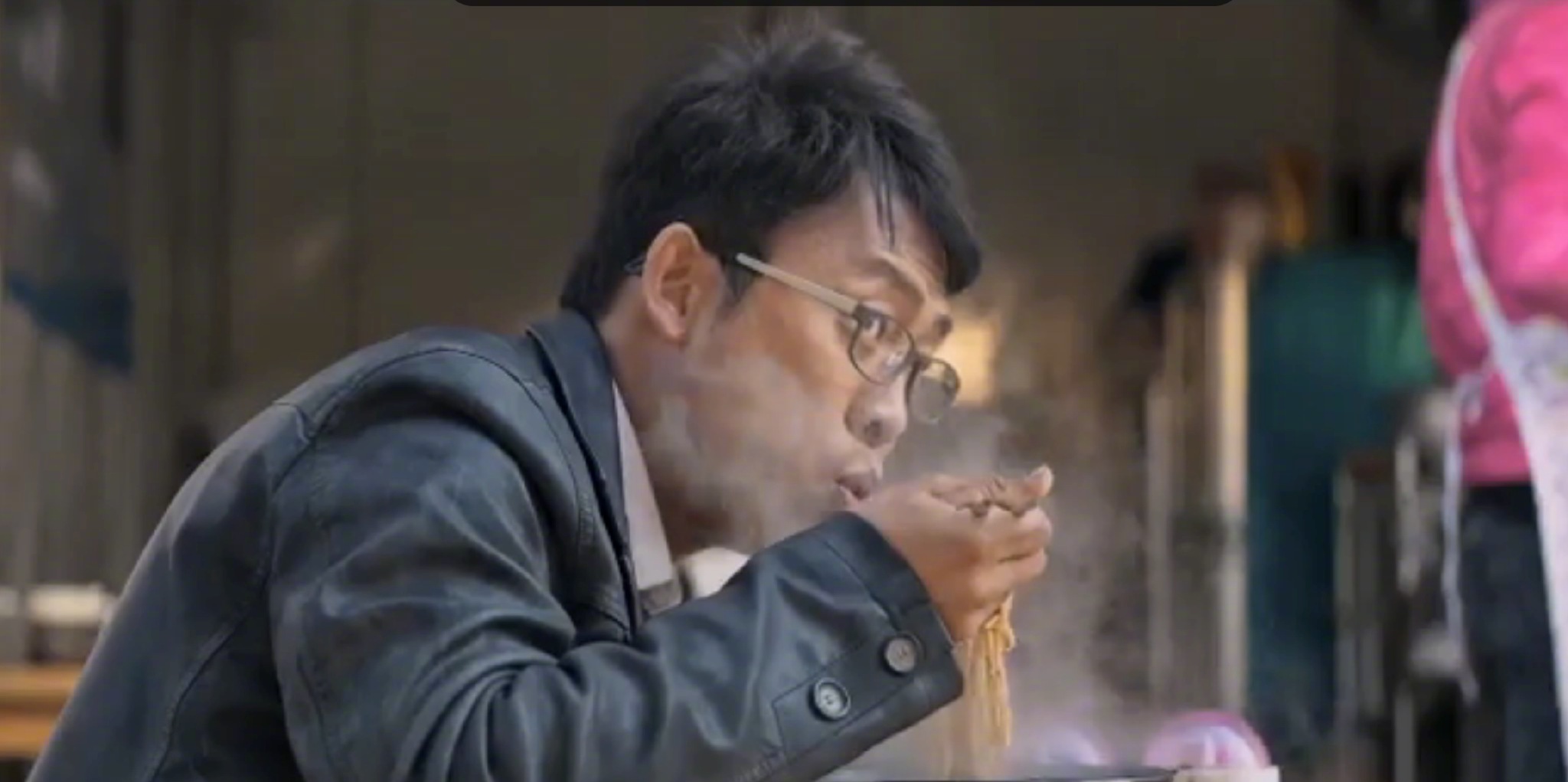 《追凶者也》张译承包了大半笑点,吃个米粉容易?烫两次嘴啊~