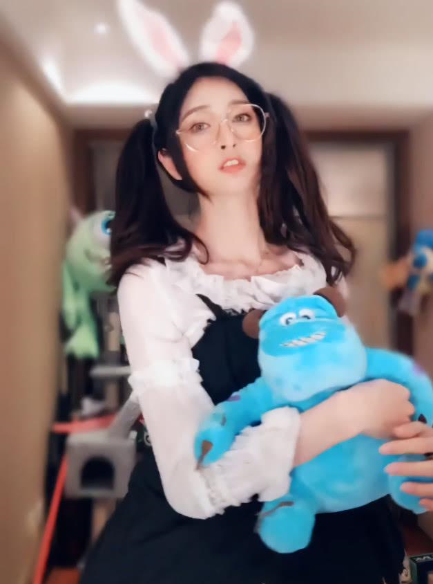 男孩COS女装走红抖音,最后还靠腹肌意外爆红