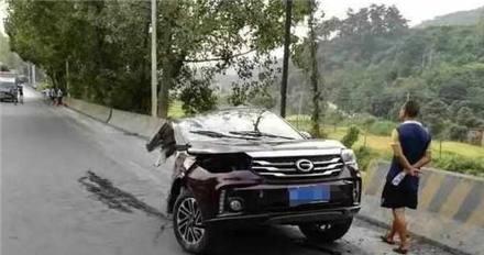 传祺GS4经常会断轴, 但是丰田、五菱高速撞击后, 也很悲剧!