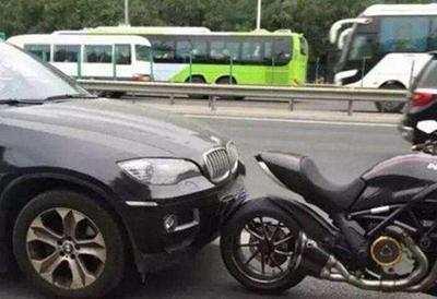 宝马X6追尾摩托车, 车主下车破口大骂, 知道摩托车售价后闭嘴了!