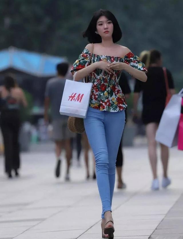 街拍:美女玲珑有致但身材性感,这些童颜你喜欢吗?