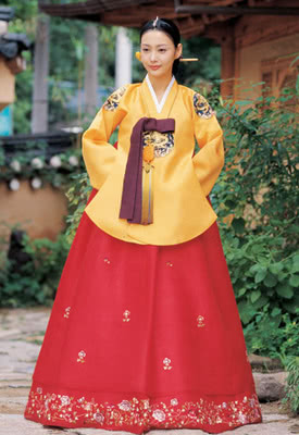 中国游客在日、韩常穿传统服饰,女孩西湖旁穿