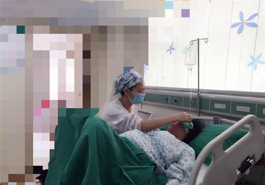产妇阵痛60个小时顺产生下孩子产房外婆婆的一句话让老公发怒