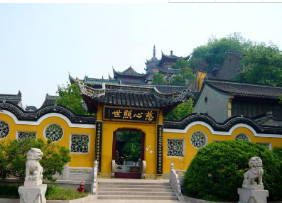 去寺庙还愿带了500只猪头,这一幕让周围的居民