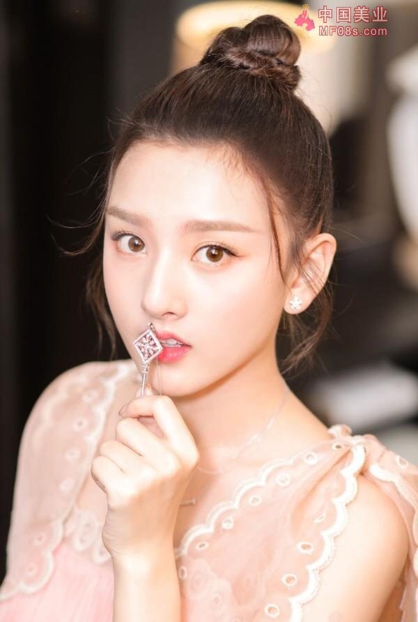 以迪丽热巴为代表的、十八线小明星的发展特质