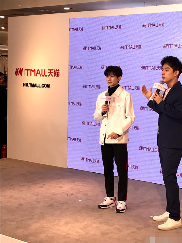 看王源把代言品牌的衣服穿成这样,这衣服以后