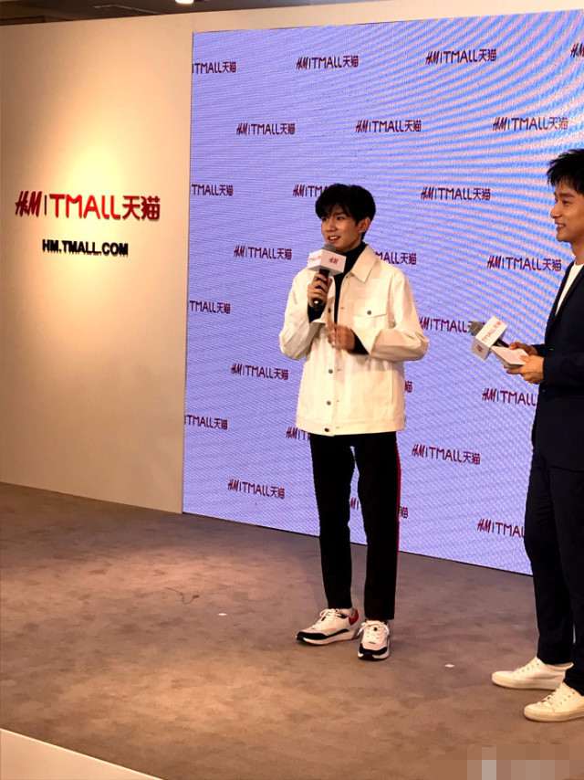 看王源把代言品牌的衣服穿成这样,这衣服以后