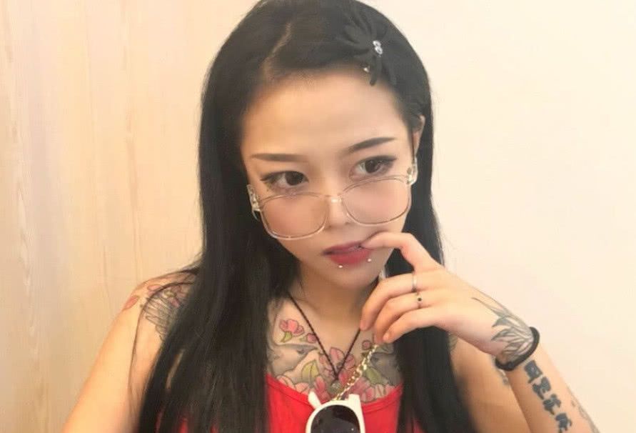 顾茜茜在KTV释放天性,这东西全程用嘴,网友:唇