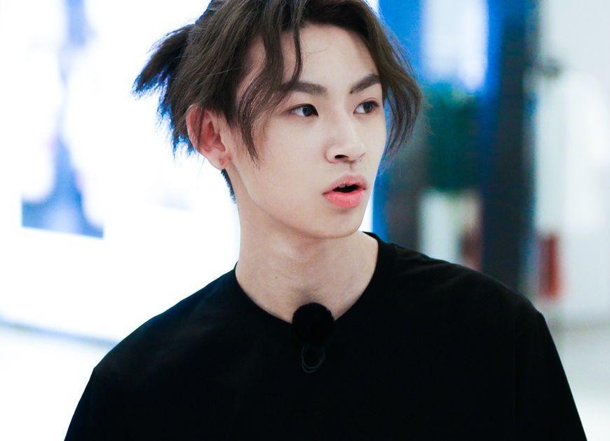 小鬼王琳凯更新微博素颜出镜,脏辫换短发,粉丝直呼:不敢认