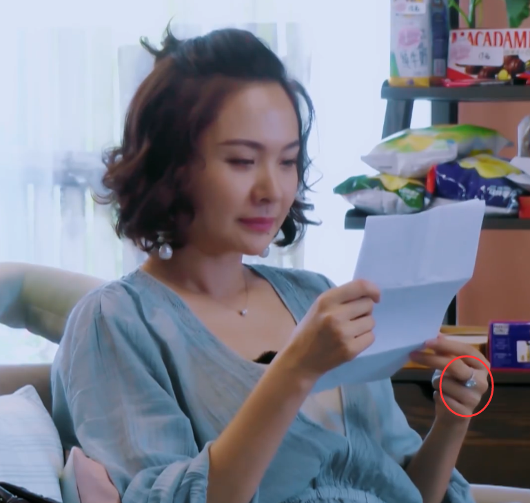 程莉莎《妻子的浪漫旅行》全程炫耀大钻戒,节