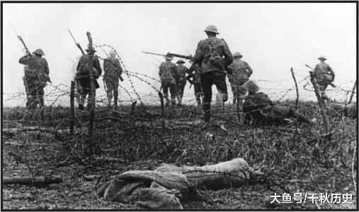 一天阵亡六万英军的索姆河战役，德军重机枪手精神崩溃开枪自杀
