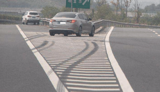 汽车不能在这4个地方掉头, 交警: 一旦发现, 也许会直接扣12分