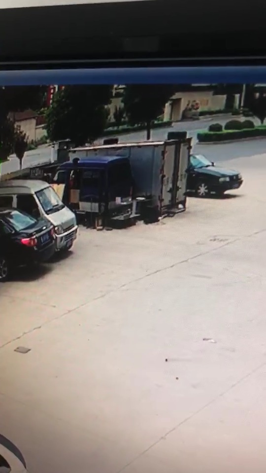 镇江爆料3日，网友“jsdyzyk”爆料：丹阳振兴路车祸，电动车与拖拉机...