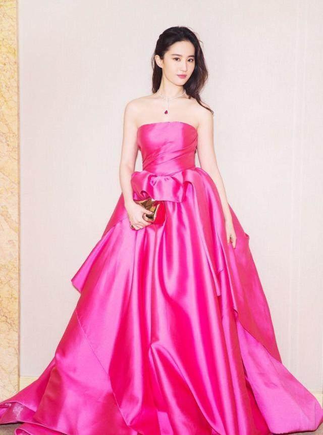 刘亦菲一件粉色的抹胸礼服真是美若天仙