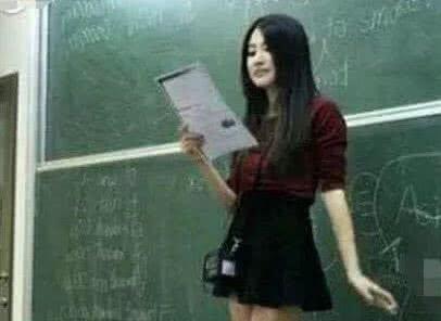 90后“长筒袜”美女老师走红，弯腰的那一刻，网友：捂脸