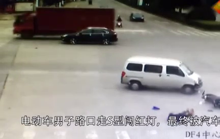 电动车闯红灯连续闪躲，前3辆车饶她不死，3秒后该来的还是来了