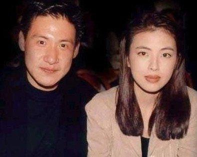 56岁张学友全家近照，和妻子相爱三十年，女儿很清纯是学霸