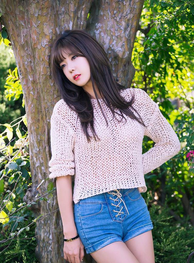 美女搭配网纱长衫牛仔热裤 树下美美自拍
