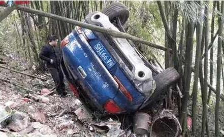 这国产从百米悬崖滚落，车体完好，安全性不逊合资车，路上极少见